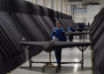 «Fábricas de guerra en Rusia: adolescentes ensamblan drones para el frente»