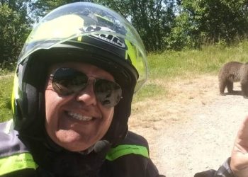 El motociclista intentó alimentar al animal y terminó siendo arrastrado por un barranco