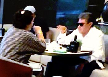 El senador Ricardo Monreal aclara que el viaje personal fue costeado con recursos propios