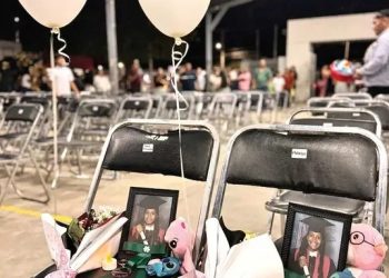 Homenaje gemelas Sonora, Meredith y Medilyn, feminicidio Sonora, graduación Hermosillo, escuela primaria Hermosillo