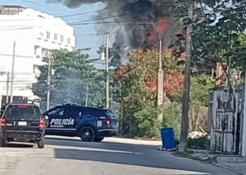 «Fuego y alarma en Playa del Carmen: voraz incendio consume chatarrera del Ejido»