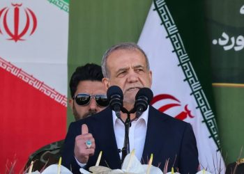 El retiro de Irán del marco de cooperación con el OIEA plantea un escenario peligroso para la vigilancia internacional del desarrollo nuclear. La ruptura se da justo cuando crecen las sospechas sobre el avance de su programa atómico en secreto. Además, al rechazar las inspecciones y lanzar acusaciones sin pruebas contra el jefe del OIEA, Teherán debilita la transparencia en un tema tan delicado como el armamento nuclear. El conflicto también expone una creciente desconexión entre organismos multilaterales y gobiernos que priorizan su política interna sobre acuerdos globales. Si no se retoma el diálogo, la región podría ver una nueva carrera armamentista con impactos más allá del Medio Oriente.