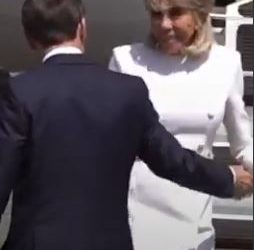 MACRON Y SU ESPOSA SE LEEAN OTRA VEZ