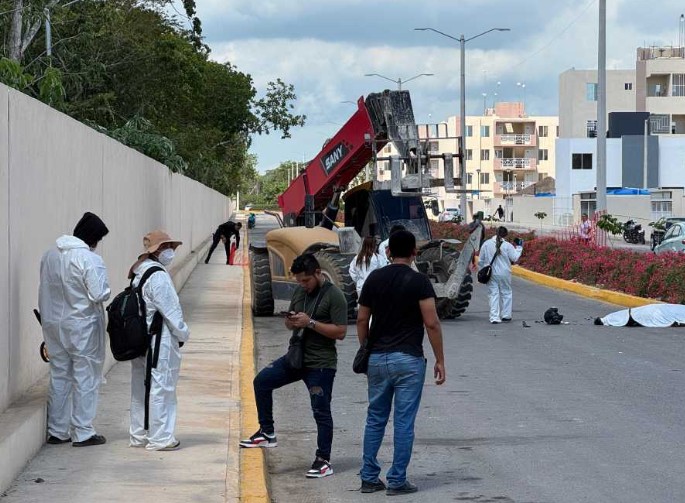 accidente motociclista Cancún, motociclista muere en Cancún, choque contra grúa Cancún