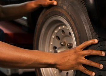 Muere hombre arrollado por camión mientras cambiaba una rueda frente a sus hijos