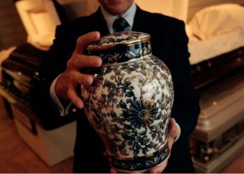 No es un entierro común: cápsula con ADN de 166 fallecidos se estrella en el mar