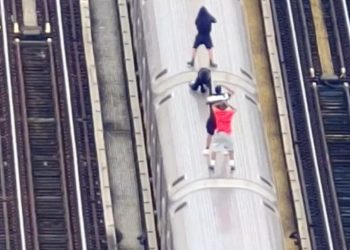 VIDEO: Dron capta a 4 jovenes “surfeando” en el metro de Nueva York y terminan detenidos
