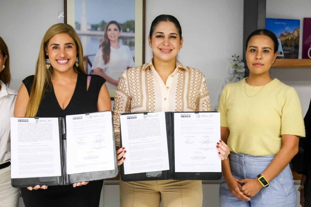 Estefanía Mercado, Jimena Lasa, becas educativas Playa del Carmen, becas universitarias Quintana Roo