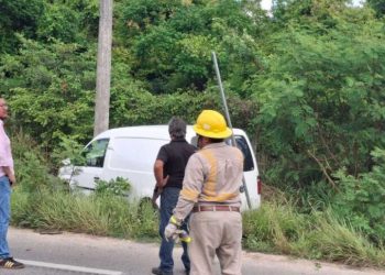accidente carretera Playa del Carmen, choque poste CFE, conductor pierde el control