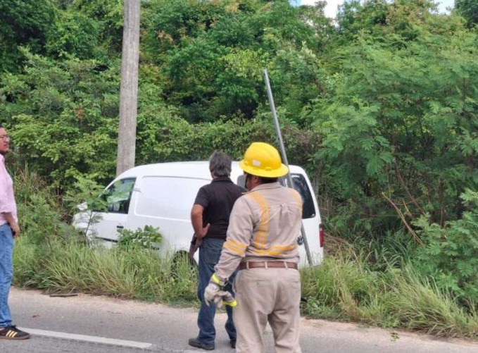 accidente carretera Playa del Carmen, choque poste CFE, conductor pierde el control
