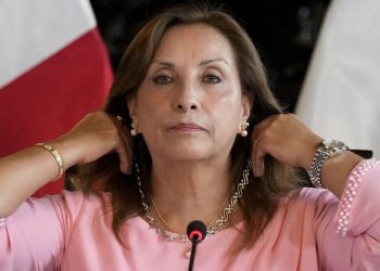 presidenta de peru se aunmenta el sueldo millonorio