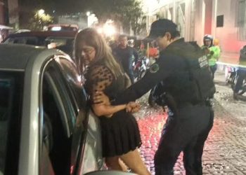 Presunta funcionaria causa accidente en Xalapa y agrede a tránsito