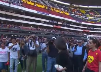 Florinda Meza homenaje, video polémico Florinda Meza, Florinda Meza empuja camarógrafo, homenaje a Chespirito 2014