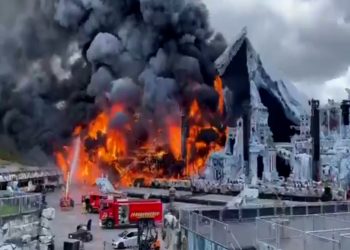🔥 VIDEO// Incendio en Tomorrowland 2025 provoca caos y amenaza el arranque del festival