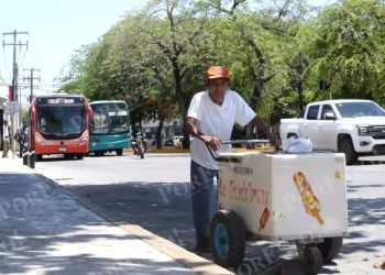 Trabajo diario lleva a paletero a caminar largas distancias en Cancún
