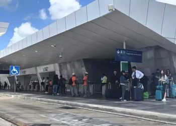 engañan turistas aeropuerto Cancún, cobros excesivos transportistas Cancún, denuncias turistas transporte Cancún