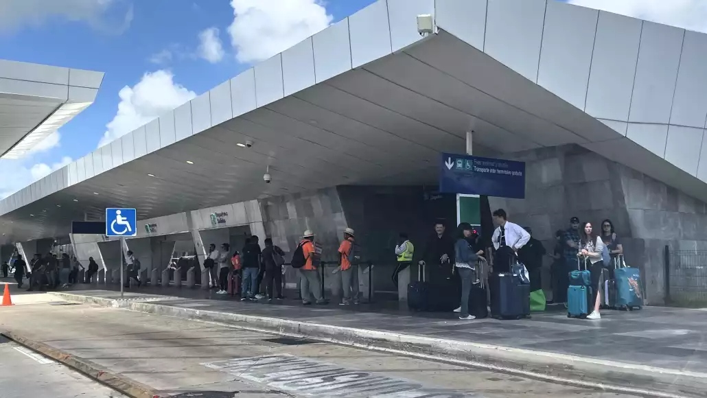 engañan turistas aeropuerto Cancún, cobros excesivos transportistas Cancún, denuncias turistas transporte Cancún