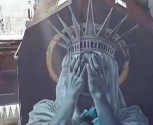 Un mural en Francia cubre la cara de la Estatua de la Libertad en protesta por políticas migratorias