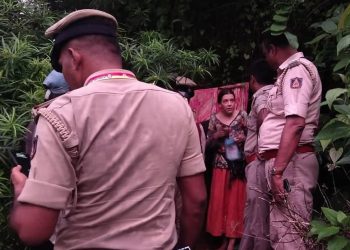 Visa vencida lleva a mujer rusa a vivir en una cueva con sus hijas en la India