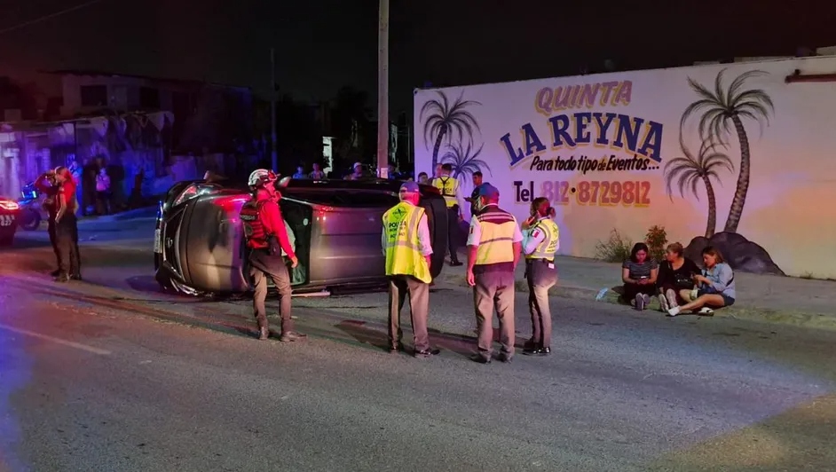 accidente vial monterrey, volcadura monterrey, auto volcado en la alianza, cerrón provoca volcadura