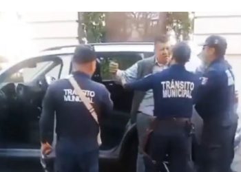 🚨 Funcionario despido por orinar en plena calle y agredir a mujeres en Jalisco