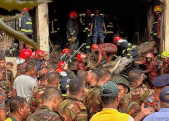 🚨🔥 Tragedia en Bangladesh: jet militar se estrella contra colegio y siembra caos en Dhaka