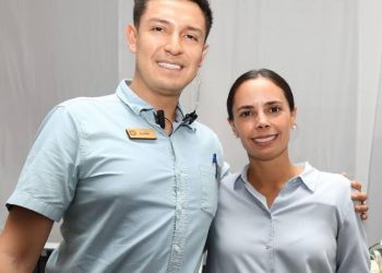 CANCÚN REFUERZA LUCHA CONTRA LA TRATA DE PERSONAS, ANA PATY PERALTA ENTREGA DISTINTIVO “CORAZÓN AZUL” AL HOTEL SANDOS