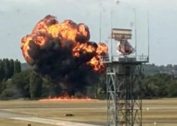 🔥 ¡Tragedia en el Aire! Avioneta Explota y Se Estrella en Southend, Londres
