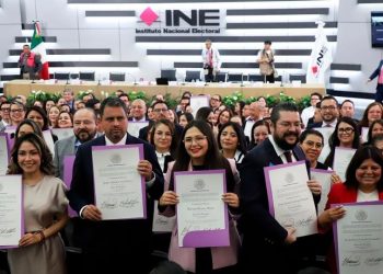 INE entrega constancias a nuevos jueces y magistrados sin partido en medio de polémicas y celebraciones