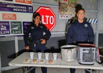 Policías solidarios llevan apoyo a hospitales de Torreón