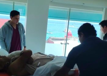 Guía de buceo se sacrifica para salvar turistas en Cozumel: su cuenta médica supera el millón de pesos
