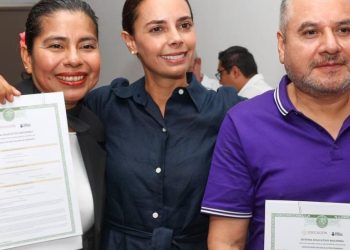 ENTREGA ANA PATY PERALTA CERTIFICADOS DE PRIMARIA Y SECUNDARIA DEL IEEJA
