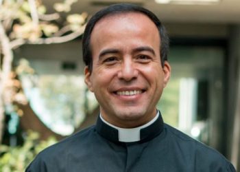 Crisis institucional en la Universidad Pontificia: renuncia del rector por acoso laboral 📚