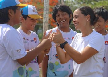 RECORRE Y CONVIVE ANA PATY PERALTA CON NIÑAS Y NIÑOS EN EL CURSO DE VERANO “BAAXLO’OB PAALALO’OB”