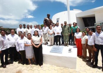 Reinstala Congreso la estatua de Andrés Quintana Roo y el Asta Bandera que habían sido retirados.
