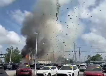 Auto embiste la clínica y provoca incendio