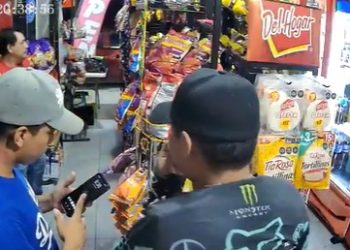 VIDEO «Adulta mayor asaltada a punta de pistola en tienda de abarrotes»
