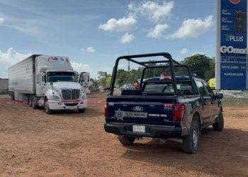 «Tragedia en la Av. Huayacán… Hallan a un trailero muerto dentro de su unidad»