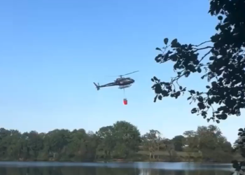 Impactante accidente de un helicóptero de bomberos en Francia: la aeronave se estrella al cargar agua