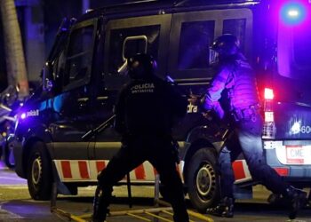 «Violencia en Barcelona… Un hombre apuñala a su pareja y la lanza por la ventana»