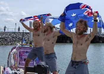 ¡Un nuevo récord de remo! Tres hermanos escoceses cruzan el Pacífico en 139 días