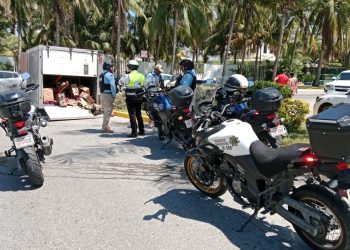 Choque en Boulevard Kukulcán deja poste dañado y conductor prófugo