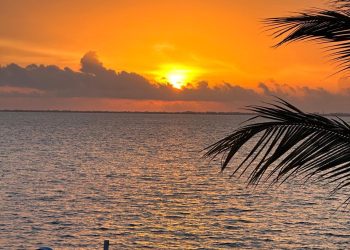 Clima en Cancún viernes con cielo despejado y posibles lluvias por la tarde