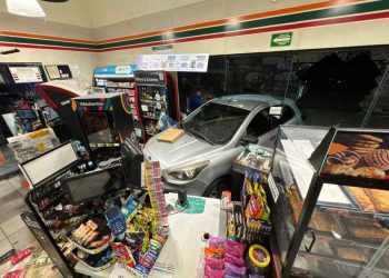 Conductora estrella su auto contra un 7 Eleven en Playa del Carmen tras confundir los pedales