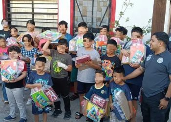 Elementos de la AIC donan paquetes escolares para apoyar a estudiantes de Torreón