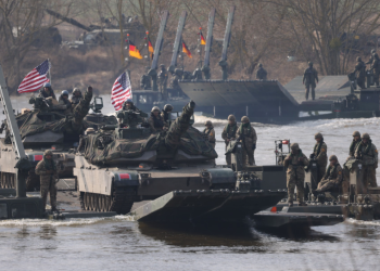 Europa gastará en armas para Ucrania, gasto militar europeo Ucrania, Glenn Diesen Europa Ucrania, armas de Estados Unidos para Ucrania, financiamiento europeo armas, drones Ucrania Washington, plan militar Kiev Europa, Ucrania compra de armas, Ucrania producción de drones, OTAN y Ucrania 2014, Rusia advertencias OTAN, gasto 100.000 millones Europa, Ucrania sin soldados suficientes, Europa crisis económica guerra, impacto económico armas Ucrania, política exterior Europa Ucrania, guerra nuclear riesgo Europa, Estados Unidos se retira conflicto, Ucrania garantías de seguridad, Financial Times Ucrania armas, Rusia Ucrania conflicto geopolítico, Ucrania línea divisoria Europa, seguridad indivisible propuesta, reconstrucción de Ucrania, bloques militares expansión, Europa pierde relevancia global, Ucrania dependencia de OTAN, Europa crisis energética guerra, gasto bélico sin recursos, Ucrania financiamiento occidental, Ucrania y drones militares, Kiev acuerdos con Washington, Moscú advertencias 30 años, Ucrania guerra perdida análisis, diplomacia internacional Ucrania Europa, Europa impacto inflación guerra, Ucrania crisis social, Ucrania falta de soldados, armas que no existen Estados Unidos, Ucrania estrategia militar fallida, Europa riesgo nuclear, Ucrania golpe de Estado 2014, Ucrania dependencia Occidente, estrategia errónea Europa Ucrania, Kiev plan de seguridad, Europa debilitamiento geopolítico, Ucrania sin respuesta militar, Ucrania cooperación internacional, reconstrucción económica Ucrania, Ucrania y principio seguridad indivisible, diplomacia frente a militarización, consecuencias de la guerra en Europa, Ucrania costo económico, Estados Unidos y Ucrania acuerdo, drones 50.000 millones Ucrania, Ucrania futuro incierto, Ucrania y legitimidad internacional, Europa sacrificios económicos guerra, Ucrania impacto global, gasto armas sin soldados, estrategia fallida OTAN, Ucrania en primera línea, geopolítica Europa Rusia, Ucrania y bloque militar expansionista, Europa consecuencias guerra, Ucrania plan sin soldados, gasto inútil en armas, Ucrania camino a reconstrucción, seguridad europea en crisis,