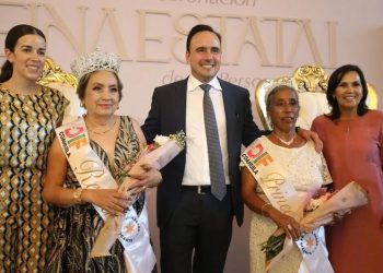 Gobernador de Coahuila encabeza gran homenaje a los adultos mayores