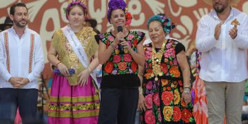 Guelaguetza en Cancun llena de alegría y tradición el Parque de las Palapas