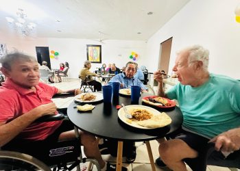 «Casa Pascual: iniciativa privada celebra a 45 abuelitos en su día»