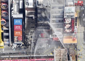 Incendio en Dotonbori, Osaka, deja muertos y heridos entre bomberos